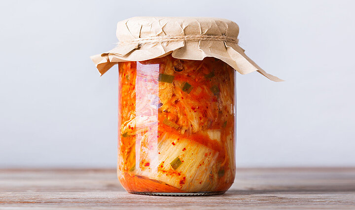 El kimchi son vegetales picantes en un frasco, que han sido previamente cortados con máquinas de KRONEN