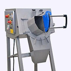 Die Salat- und Gemüseschneidemaschine KSM 100 von KRONEN garantiert hohe Arbeitssicherheit und einfache Bedienung, auch beim Messerwechsel.