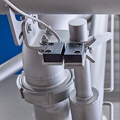 The K850 drying system from KRONEN has a safety interlock for contact protection such as the docking stations at the buffer conveyor and discharge belt, which guarantee that the product is cleanly fed and discharged at the same time