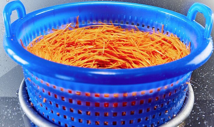 Chaîne de transformation KRONEN pour les pommes de terre, carottes, navets et céleris : essoreuse à légumes et à salades KS-100 PLUS intégrée